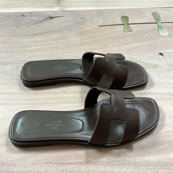 Hermes Oran Sandal, Etoupe in Swift Leather, Size 36. - Picture 5 of 10